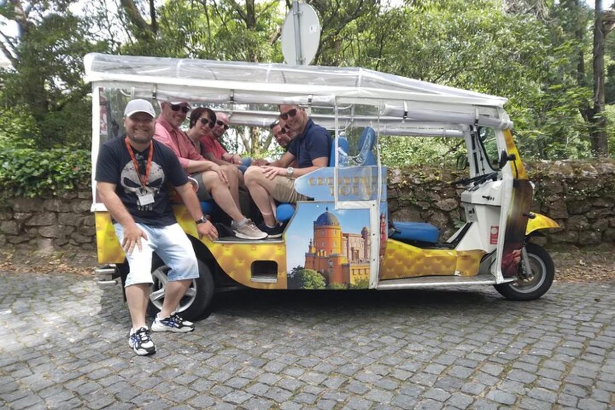 skupina lidí sedících v zadní části dodávky