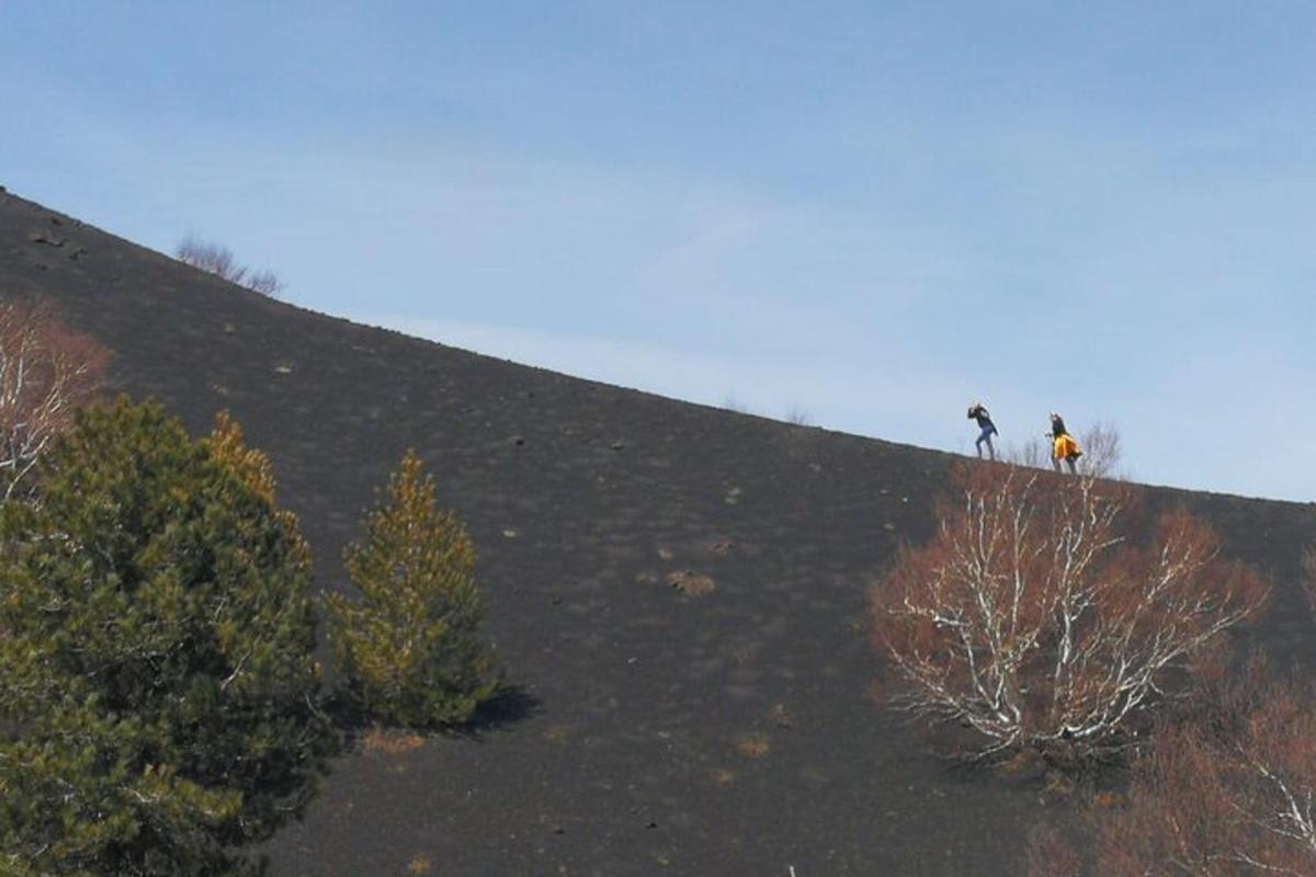 due persone in piedi in cima a una collina