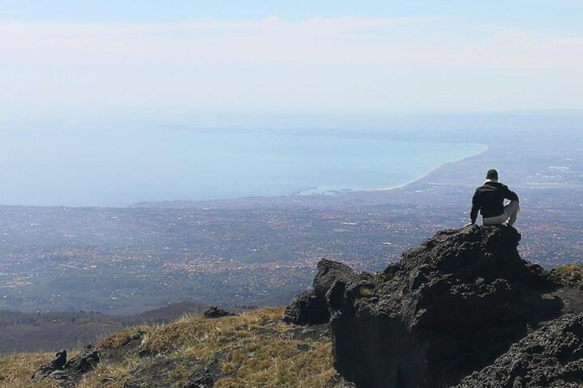 un uomo seduto in cima a una montagna