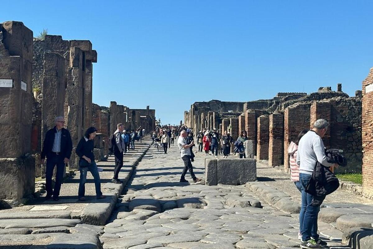 un grup de oameni care se plimbă printre ruine