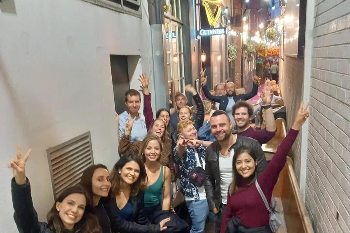 група људи позира за фотографију