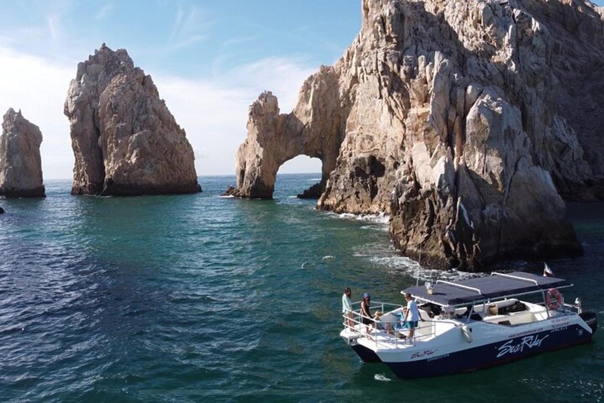 isang bangka sa tubig malapit sa isang rock formation