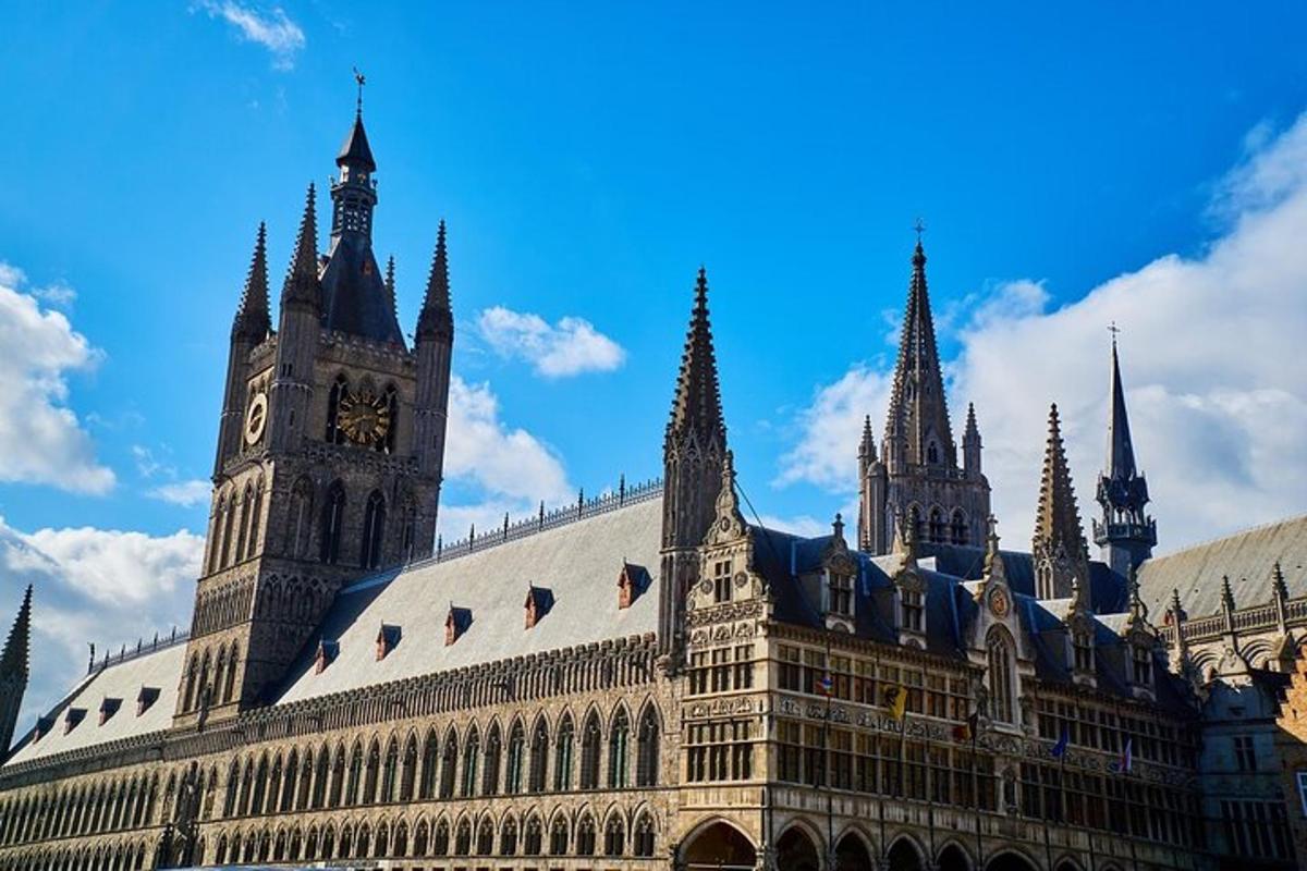 un grande edificio con una torre dell'orologio