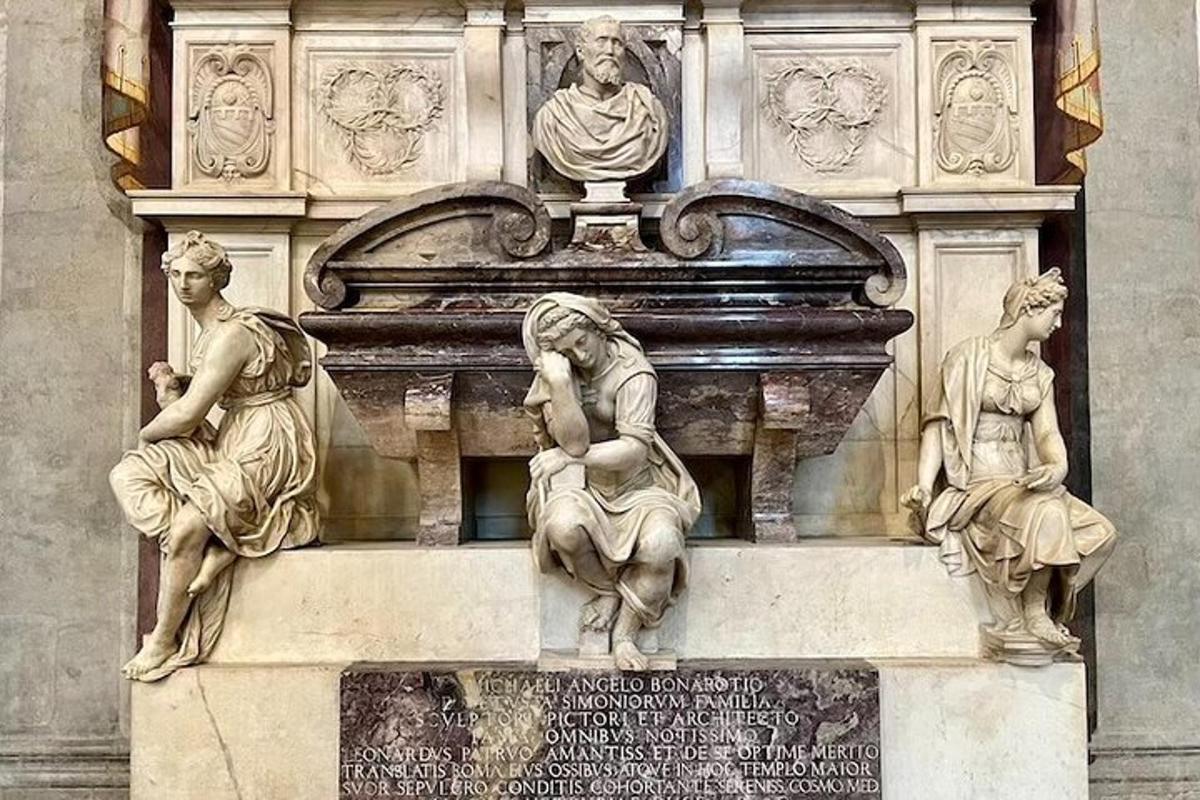 en statue af mennesker på siden af en bygning