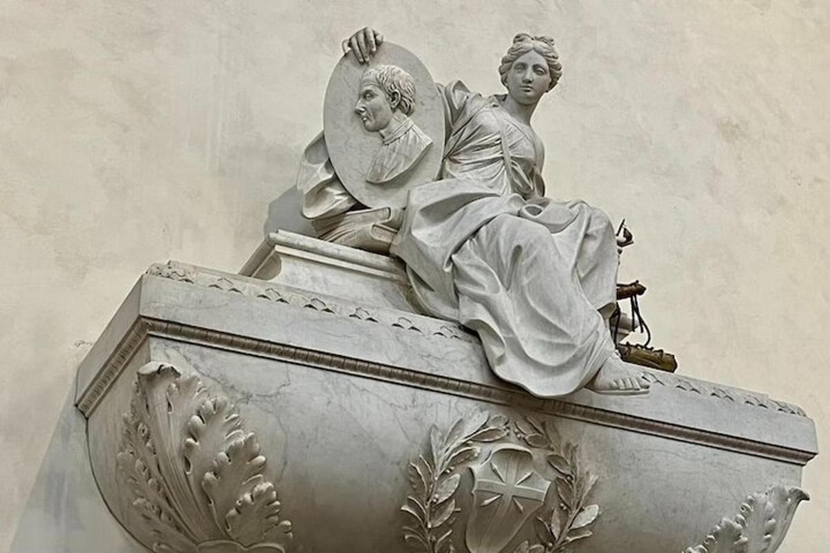 eine Statue einer Frau, die auf einem Gebäude sitzt