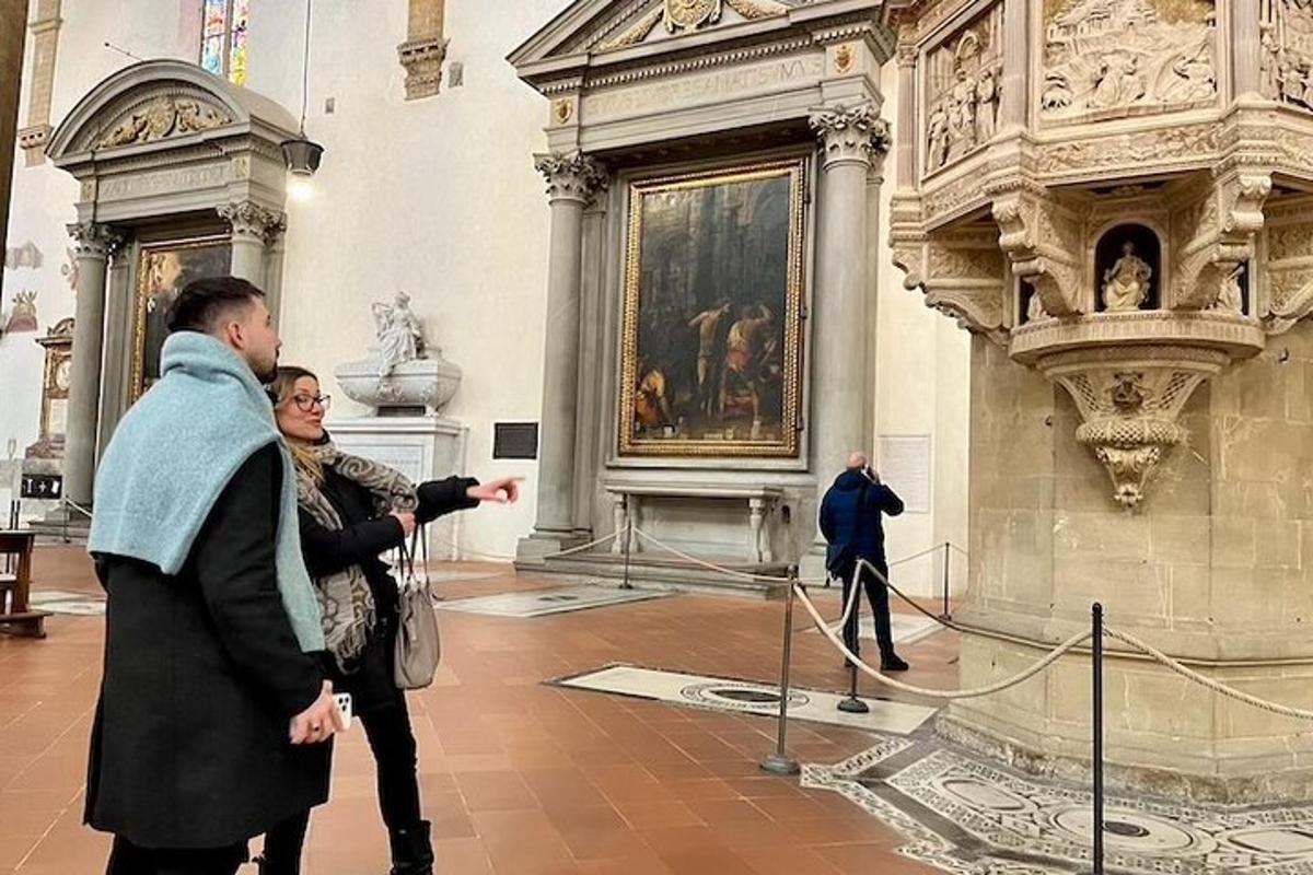 en mand og en kvinde, der ser på et maleri på et museum