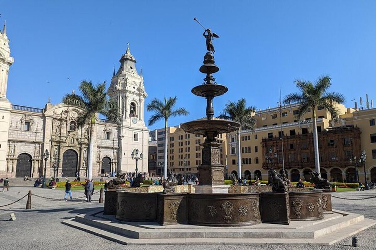 una font en una plaça davant d'un edifici