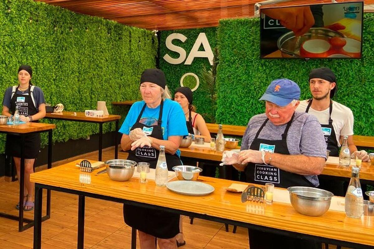 sekelompok orang yang duduk di meja di restoran
