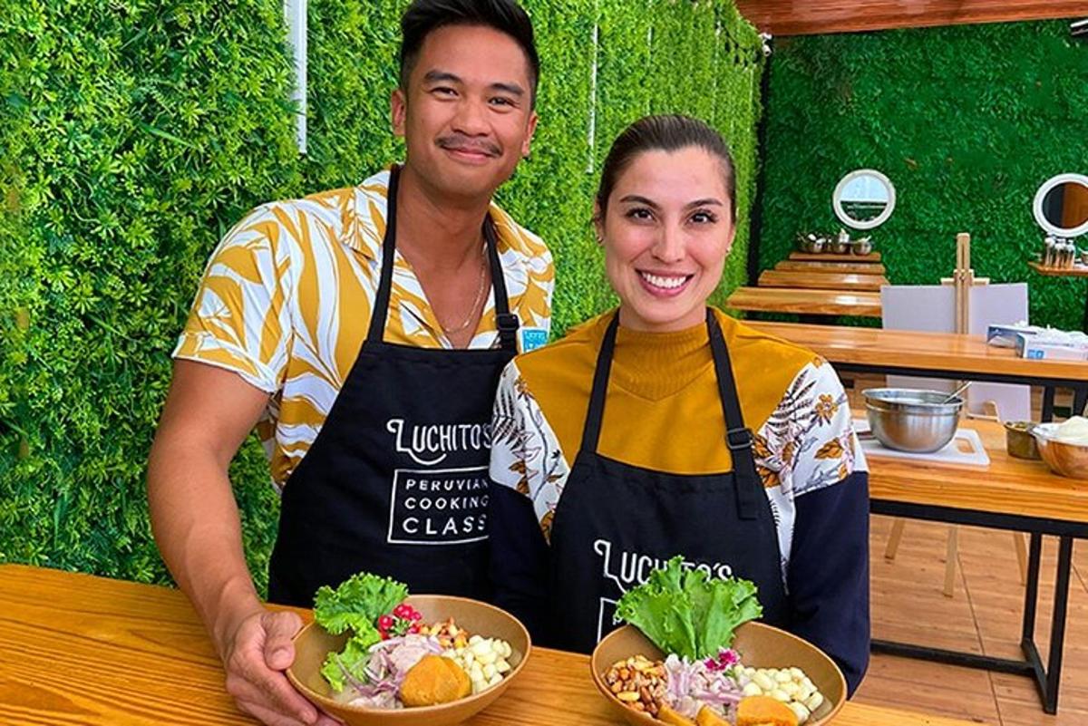 seorang pria dan seorang wanita memegang dua mangkuk makanan