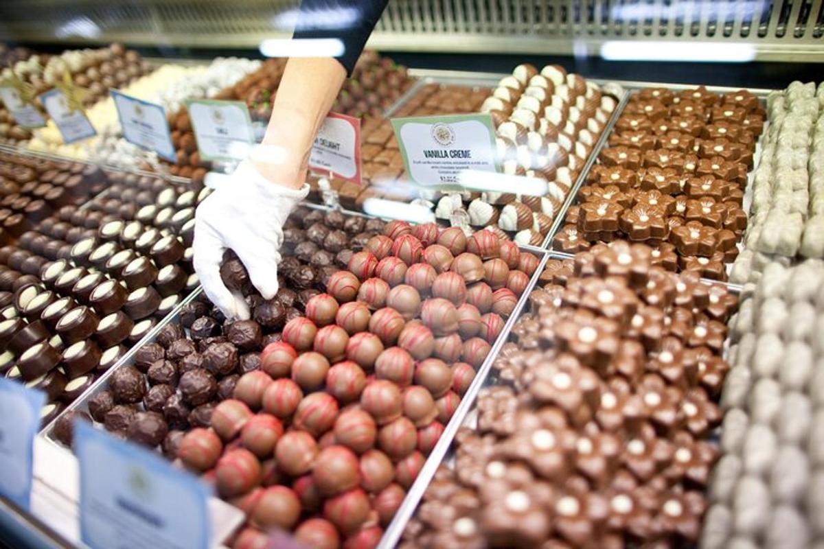 Oseba sega po razstavljenih jabolkih v supermarketu