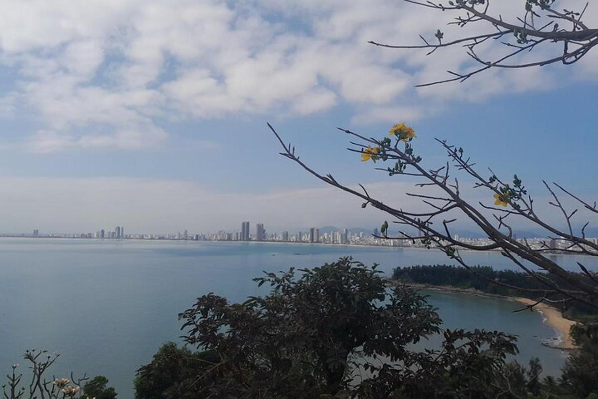 una vista di un grande specchio d'acqua con una città