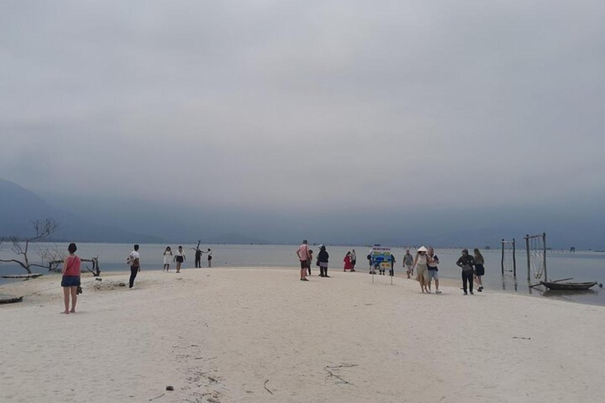 un gruppo di persone che camminano sulla spiaggia