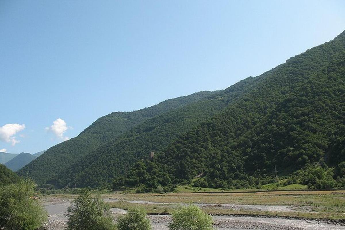 una muntanya amb un riu al davant