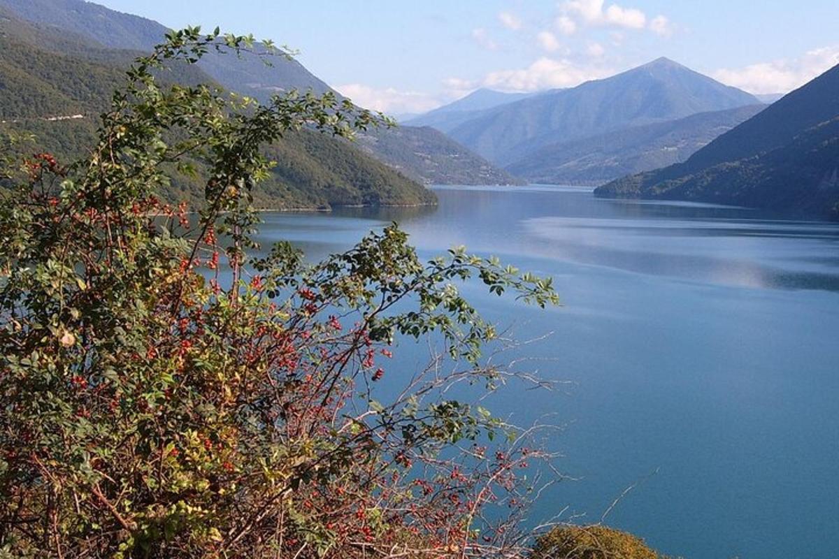 una vista di un lago con le montagne sullo sfondo