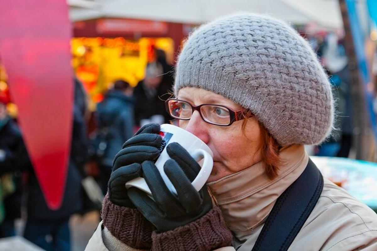 uma mulher de óculos bebendo uma xícara de café