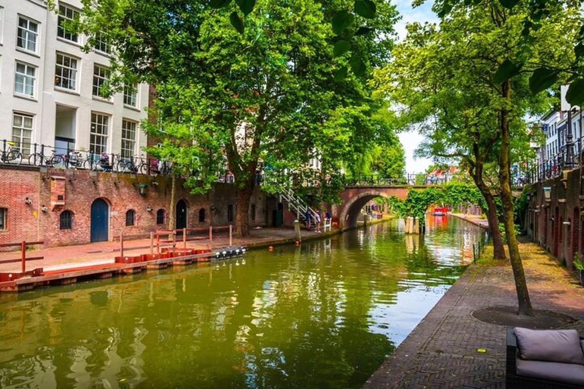 un canale in una città con un ponte e degli edifici