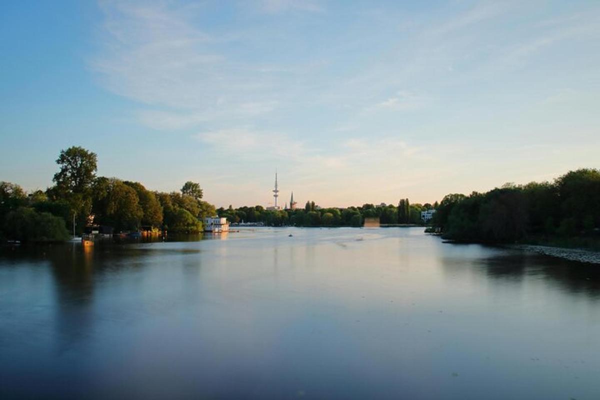 vaade jõele puude ja linnaga