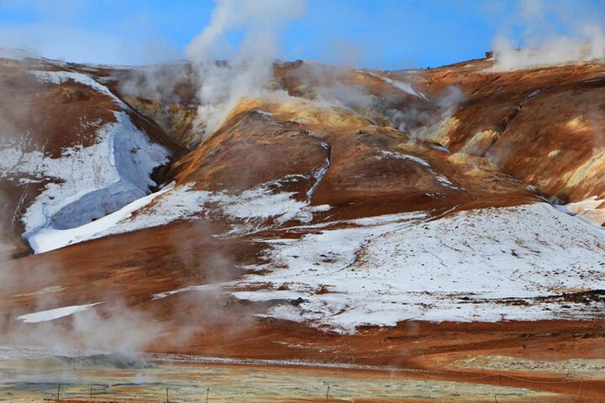 snæviþakið fjall með gufu sem kemur upp úr því