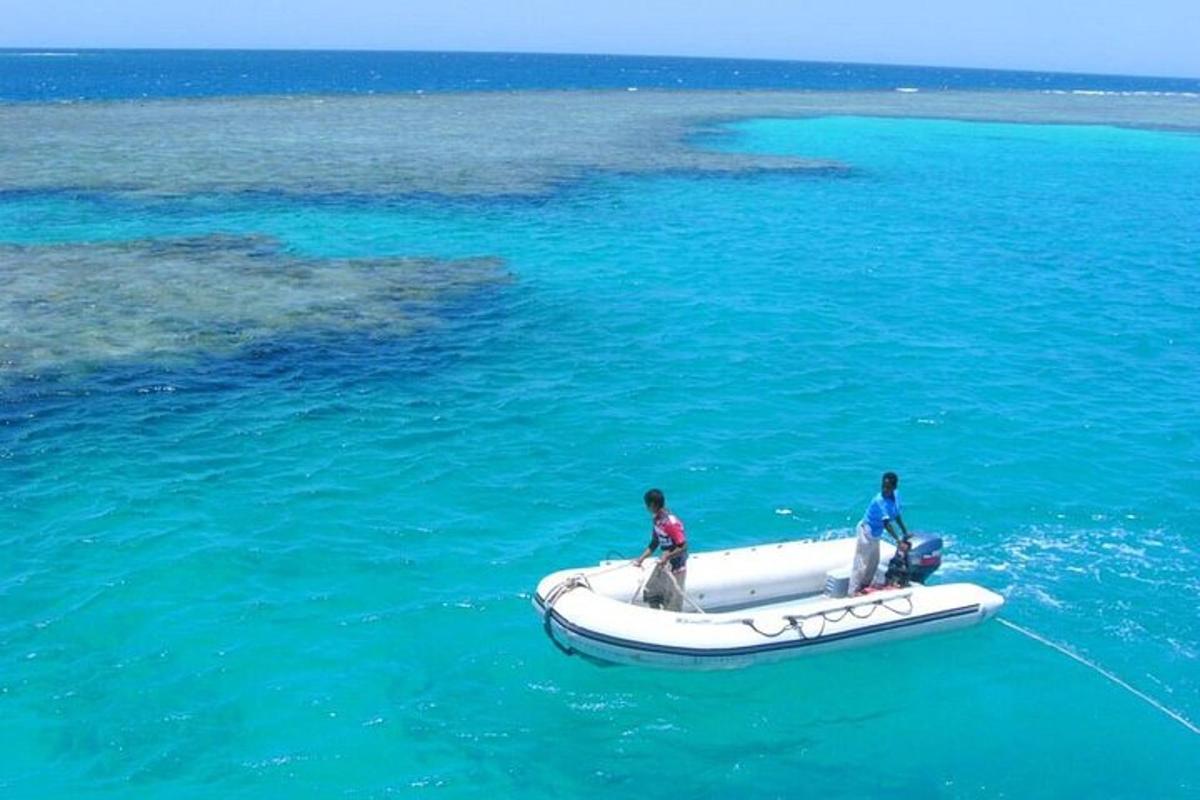 δύο άντρες σε μια βάρκα στο νερό