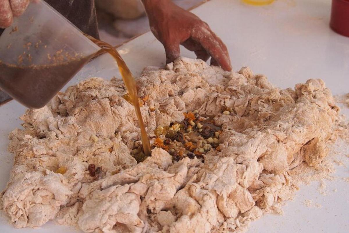 o persoană care toarnă ingrediente într-un bol cu mâncare
