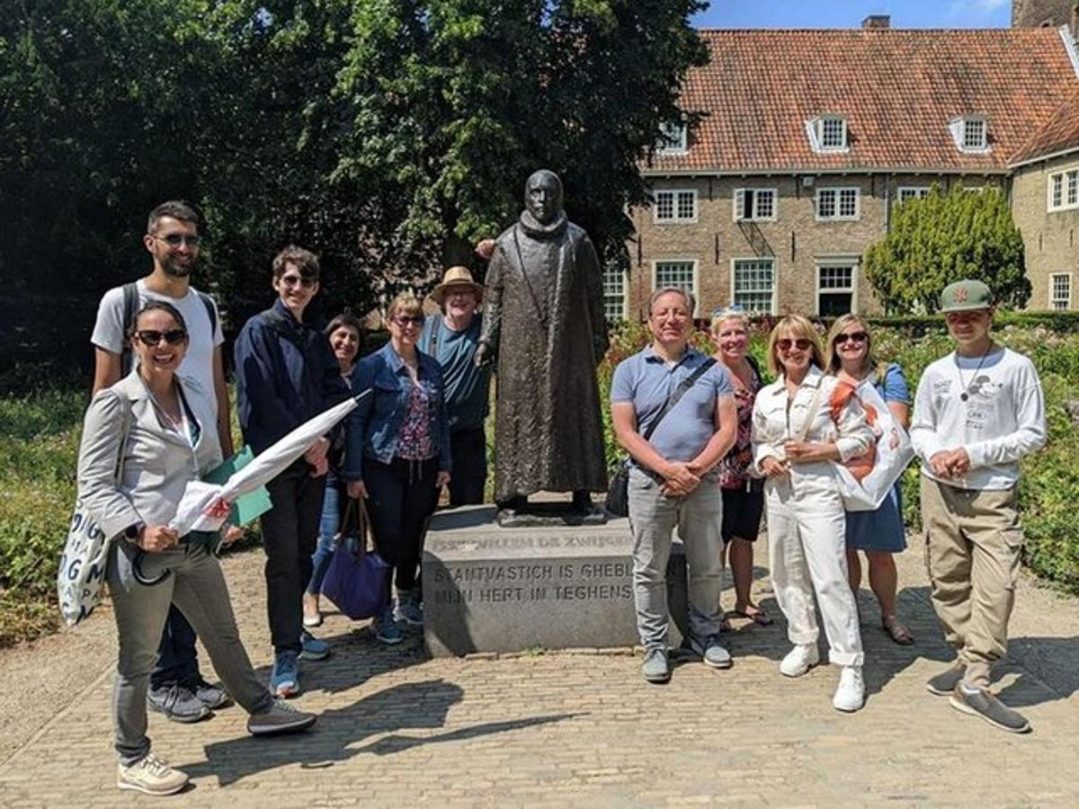 skupina lidí stojících před sochou