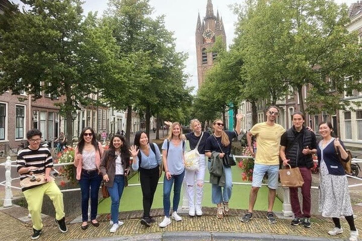 skupina lidí pózujících pro fotografii na ulici