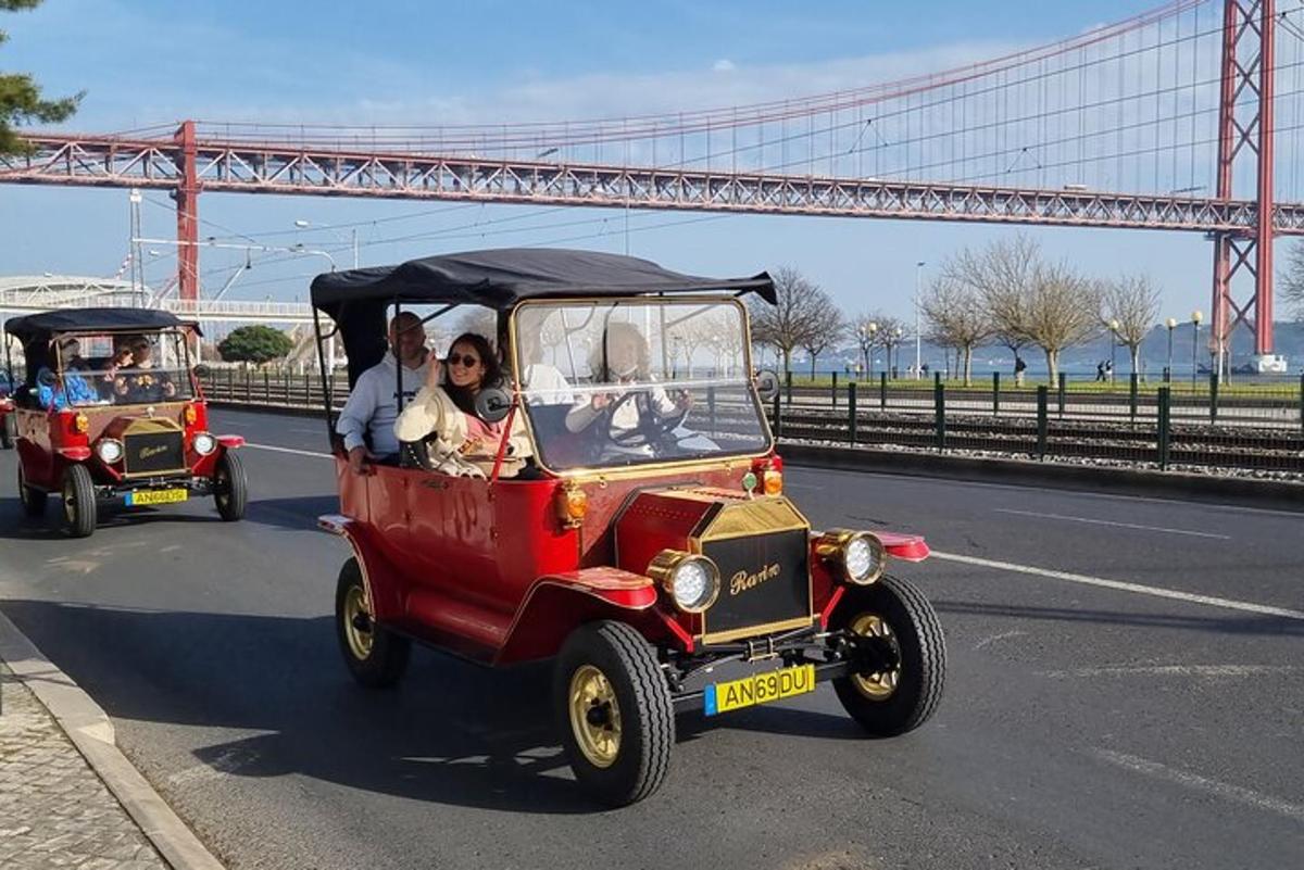Dos personas viajando en un coche viejo en la carretera.