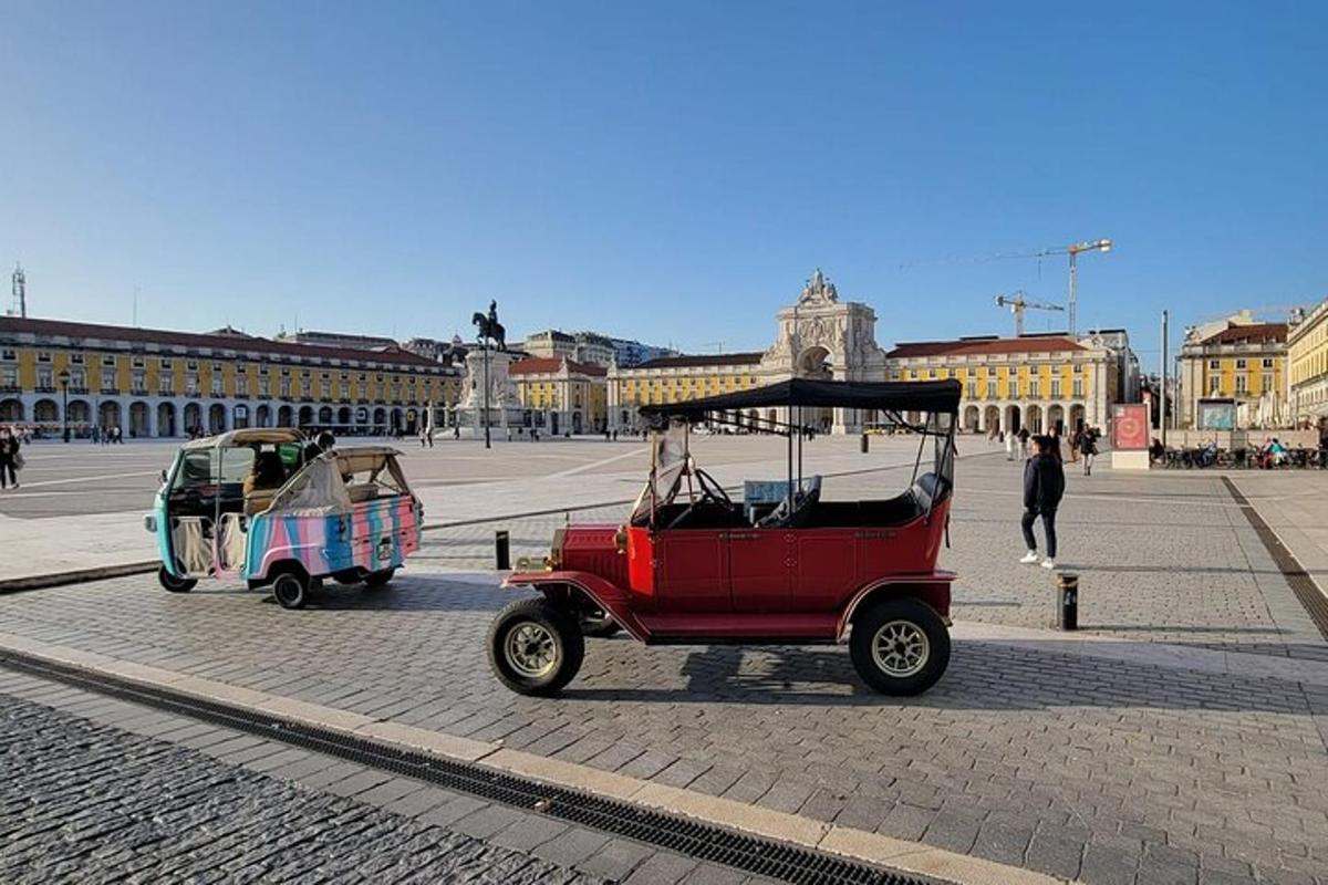 Un carrito de golf rojo estacionado en una calle de la ciudad