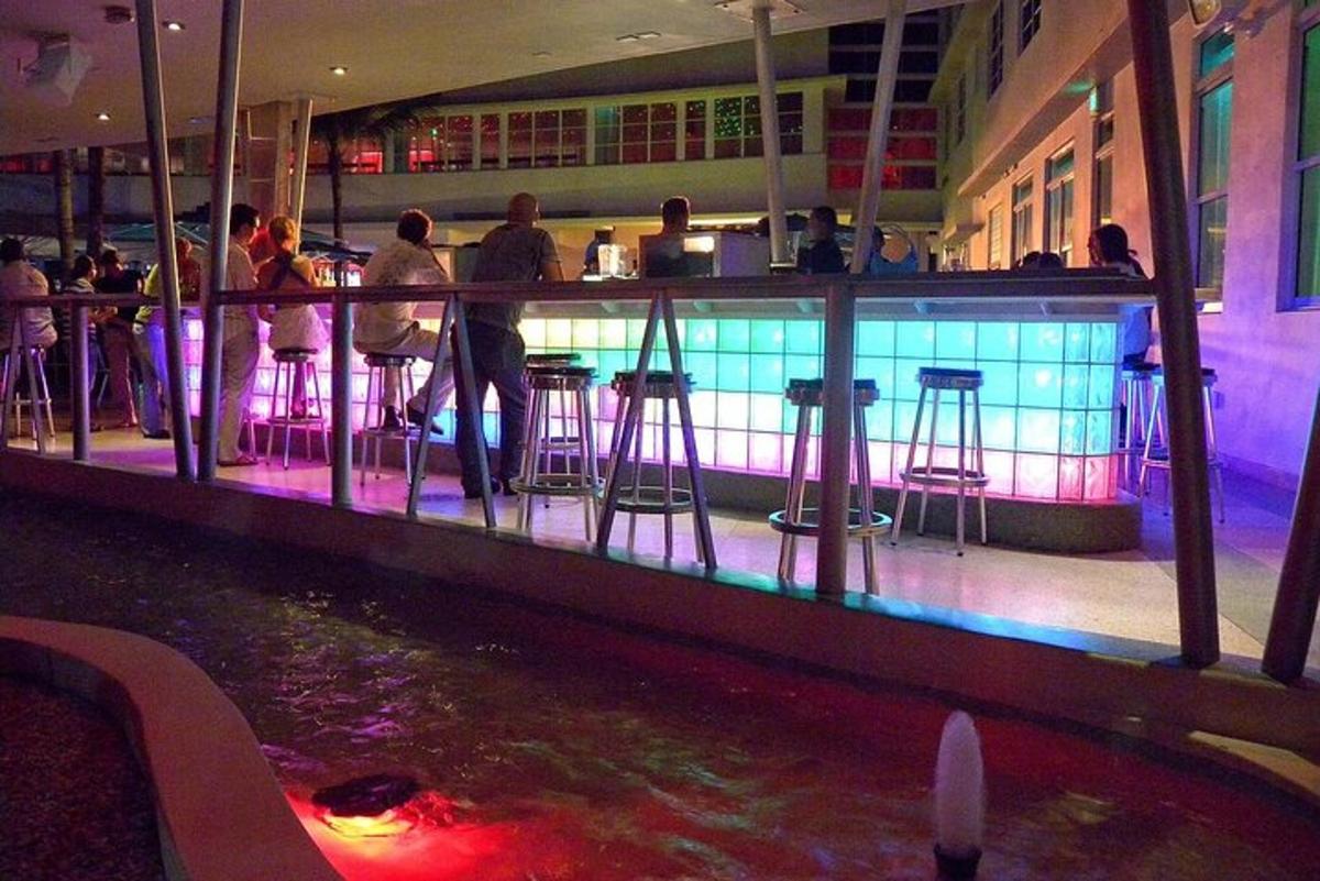 bar dengan bangku bar dan kolam air