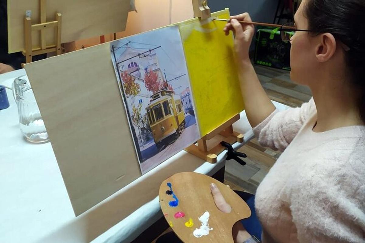 una dona pinta un autobús