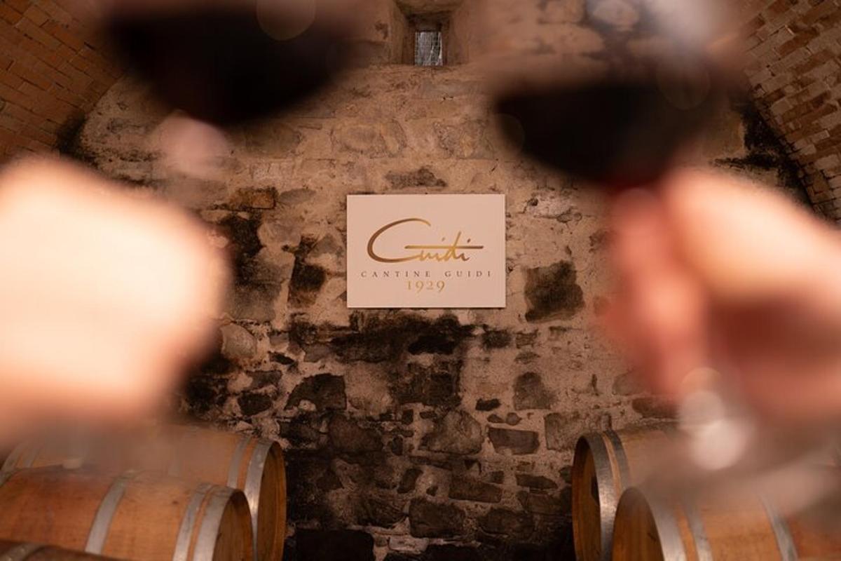 una vista d'un celler amb un rètol a la paret
