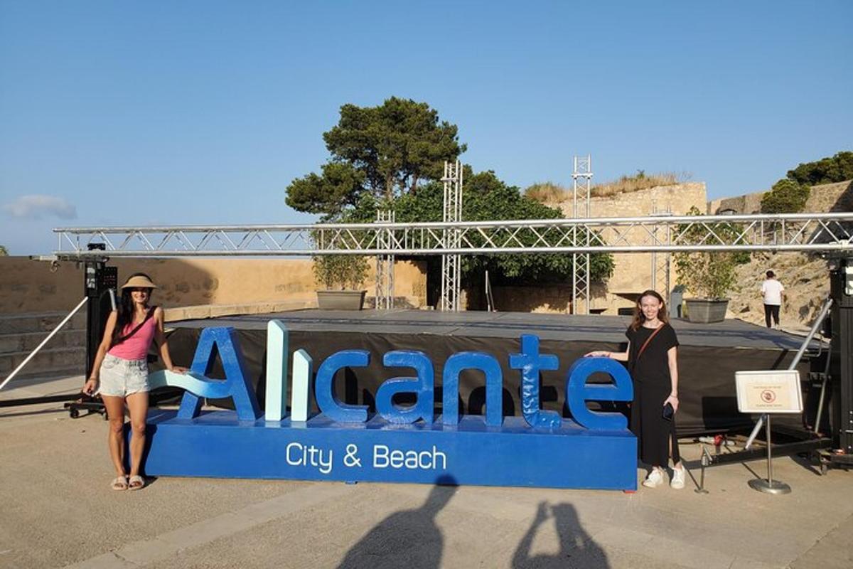 dvě ženy stojící vedle cedule s nápisem Atlantic City a Beach