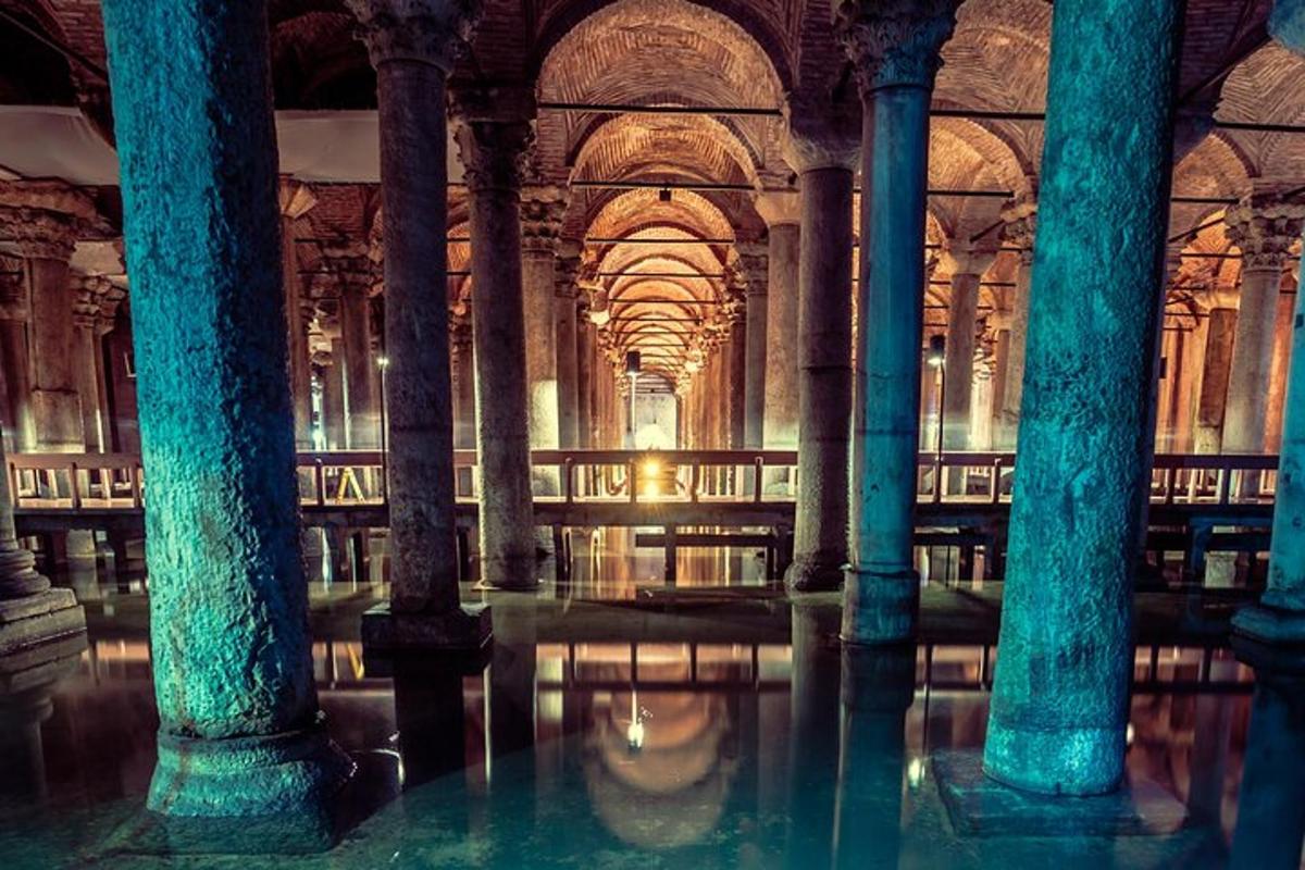 une grande salle avec des colonnes et de l'eau dans une bibliothèque
