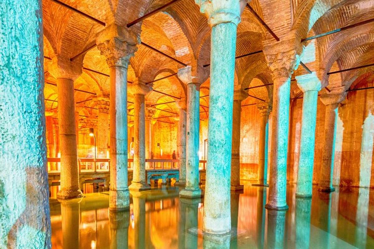 Una gran sala con columnas y agua en un edificio.