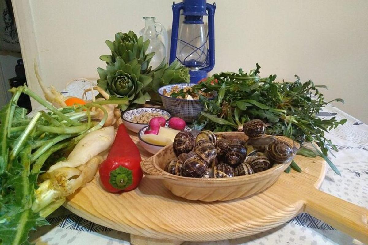 ένα τραπέζι με ένα σωρό λαχανικά σε ένα πιάτο