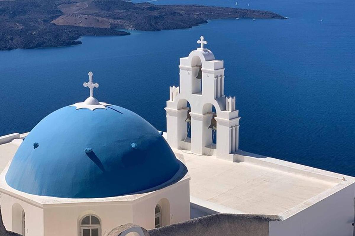 uma igreja com uma cúpula azul e uma cruz