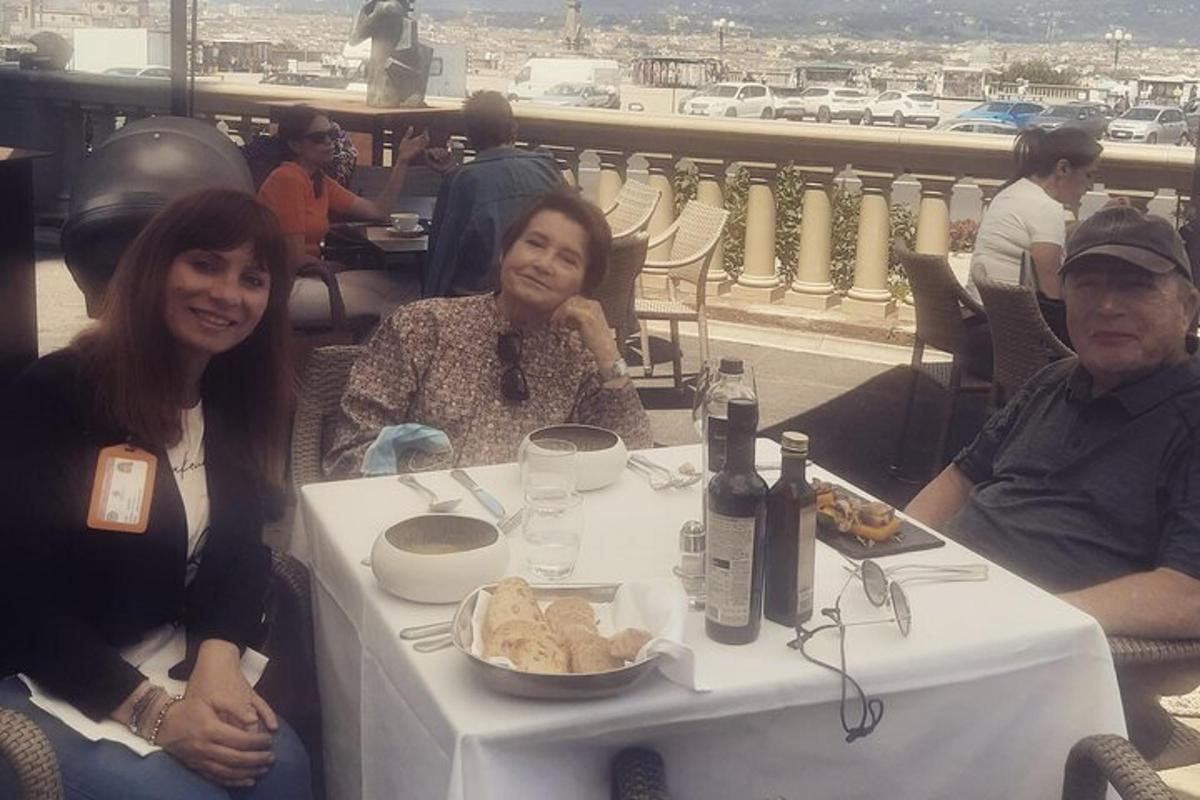 un grup de persones assegudes a una taula amb menjar