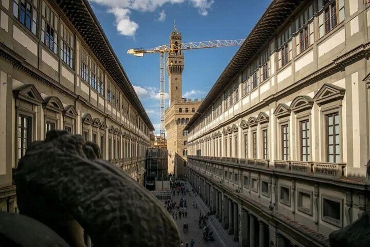 uma vista de um edifício com um guindaste ao fundo