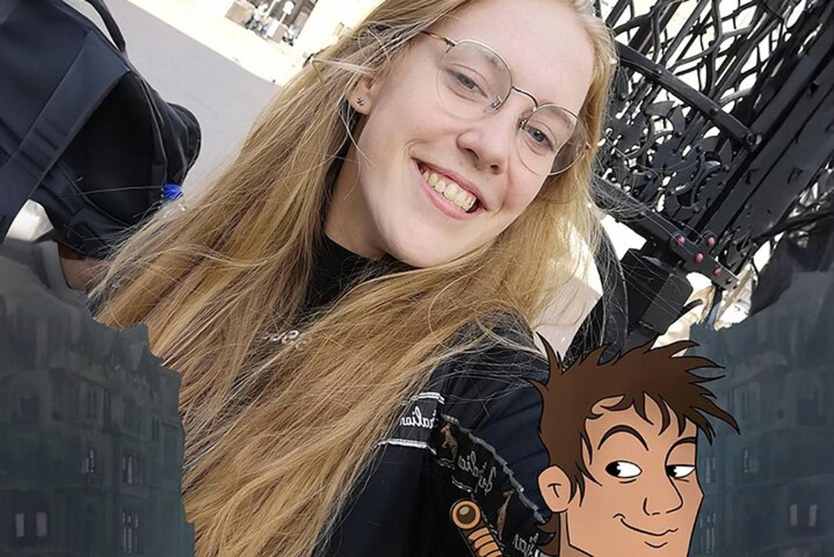 prille ja koomiksiga särki kandev naine