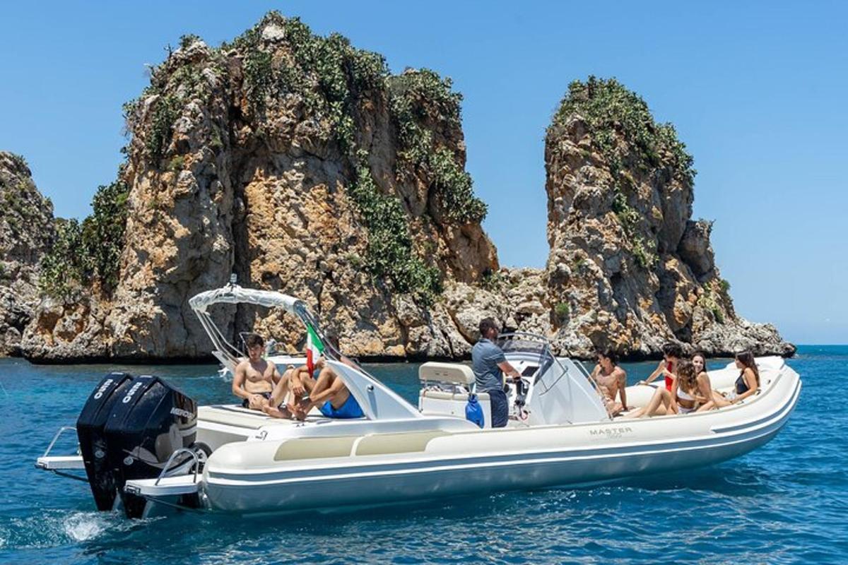 um grupo de pessoas em um barco na água
