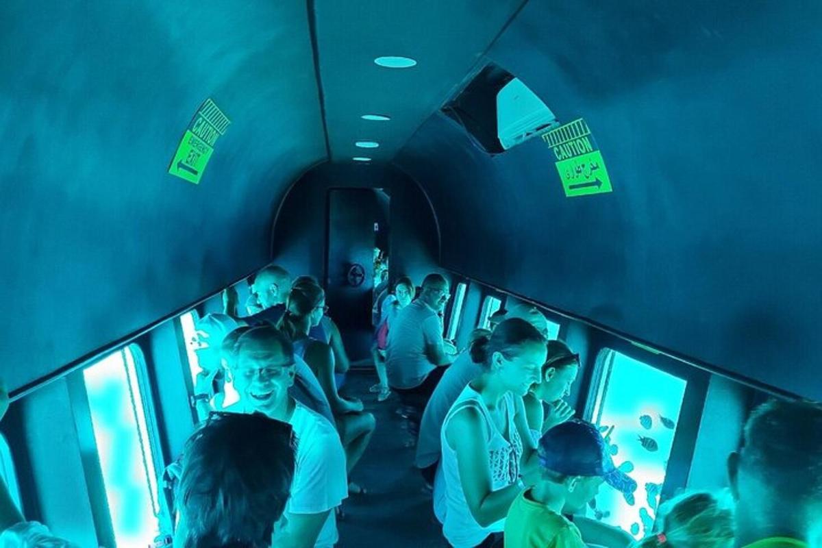 un gruppo di persone in viaggio su un treno