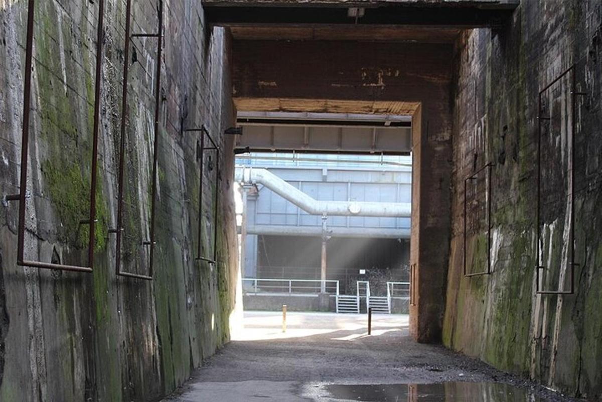 Un túnel vacío en un edificio con una puerta abierta
