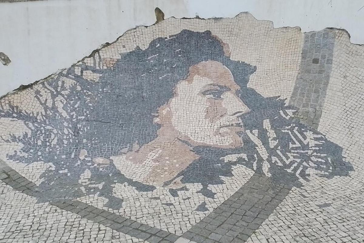 mozaika ženy na straně zdi