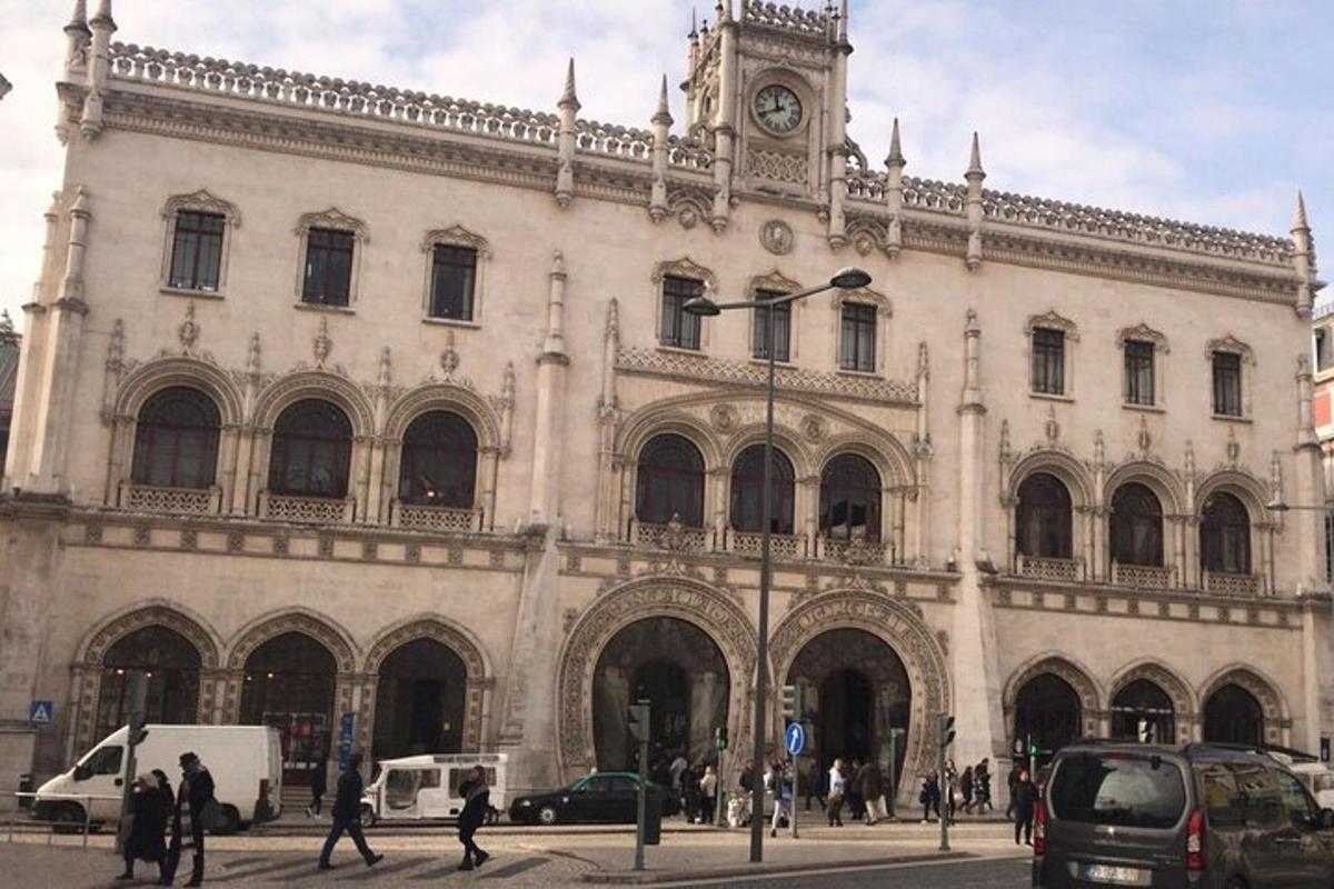 velká budova s hodinovou věží na vrcholu