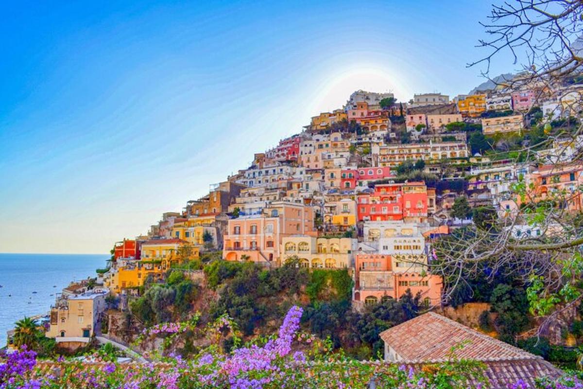una vista di Positano su una collina con fiori