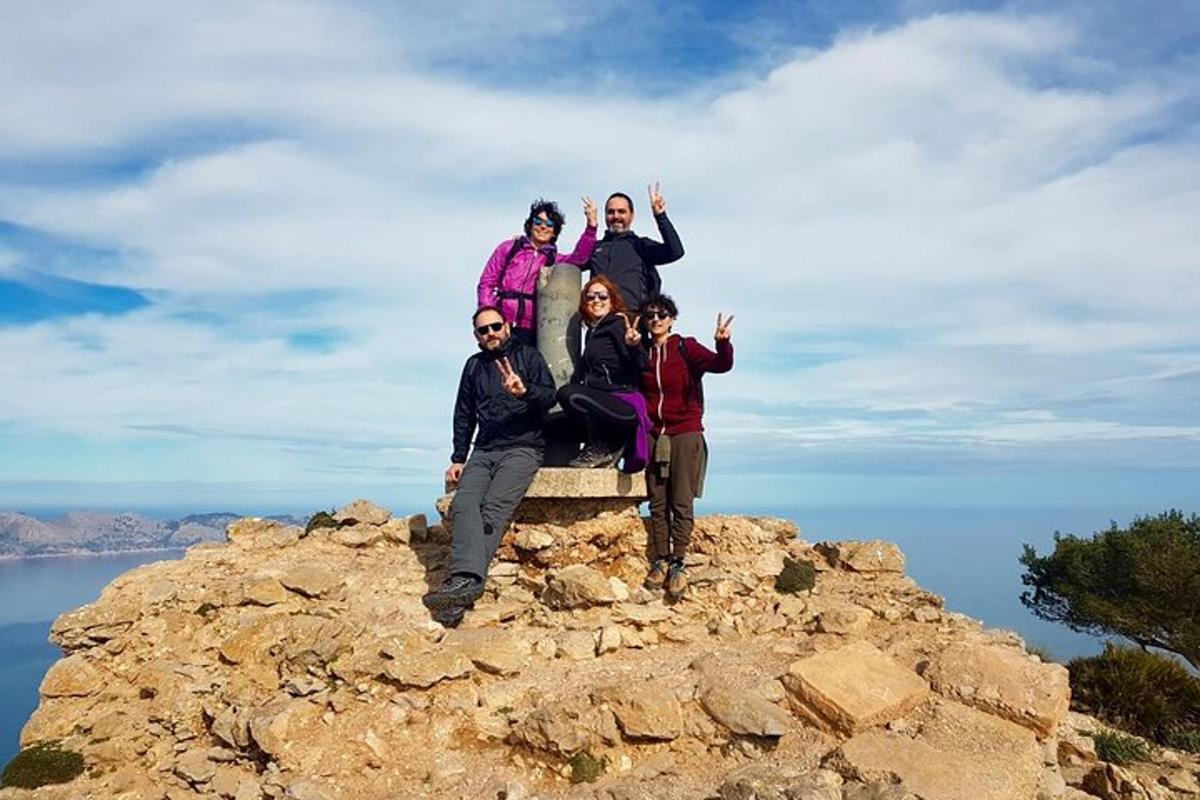 un gruppo di persone in piedi sulla cima di una montagna