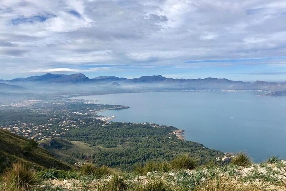 una vista di uno specchio d'acqua da una montagna
