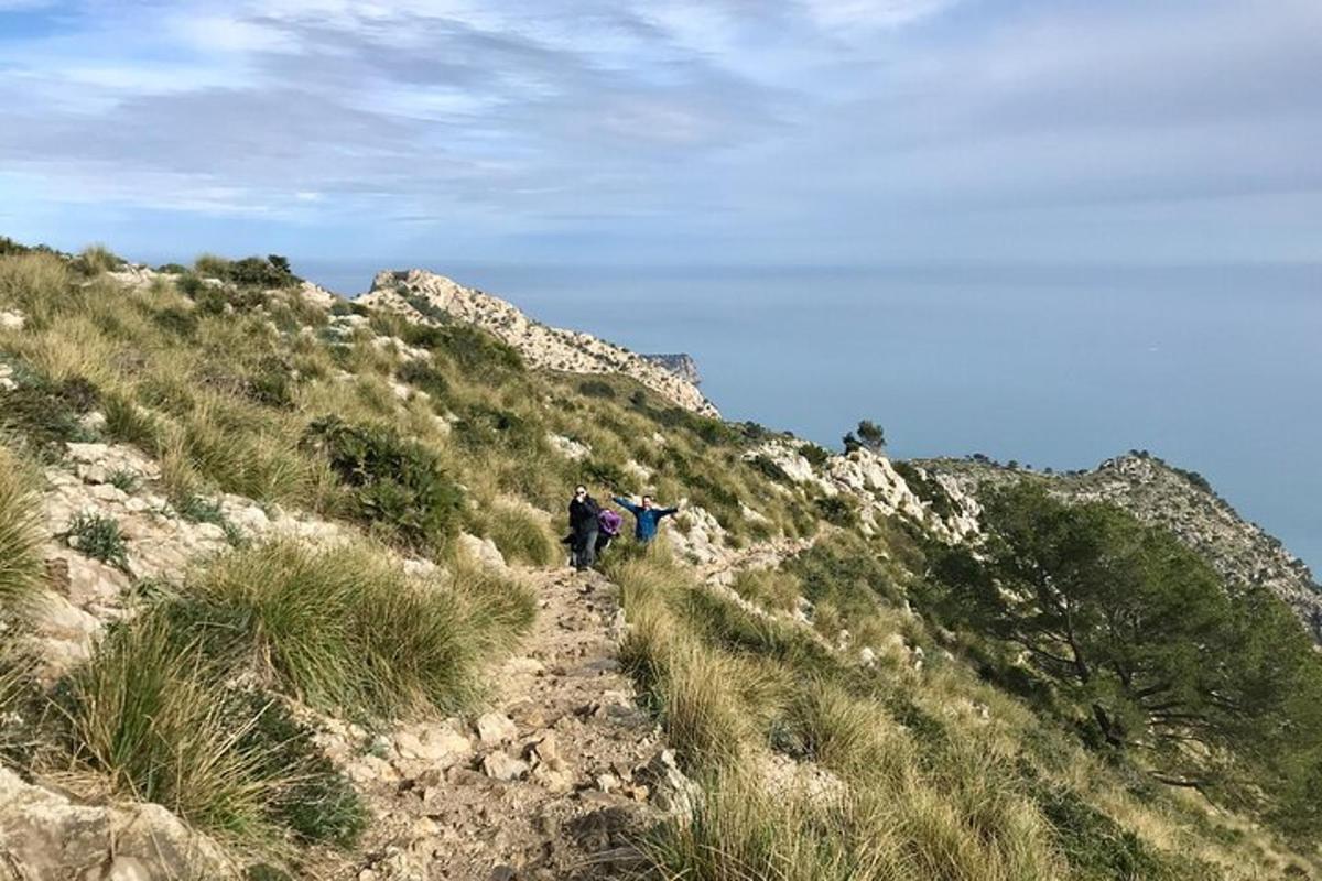 un gruppo di persone che camminano su un sentiero di montagna
