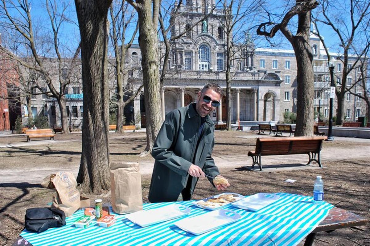 чоловік стоїть перед столом для пікніка
