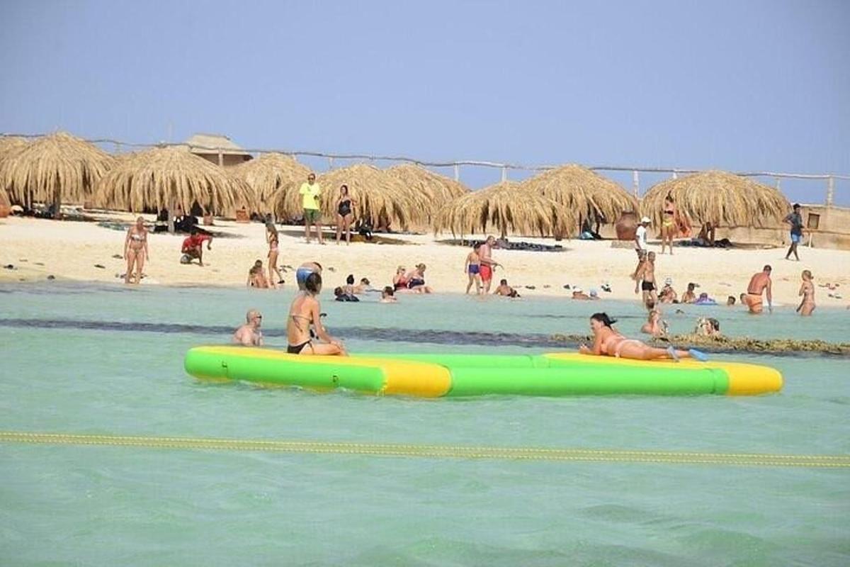 Un grupo de personas en el agua en una playa